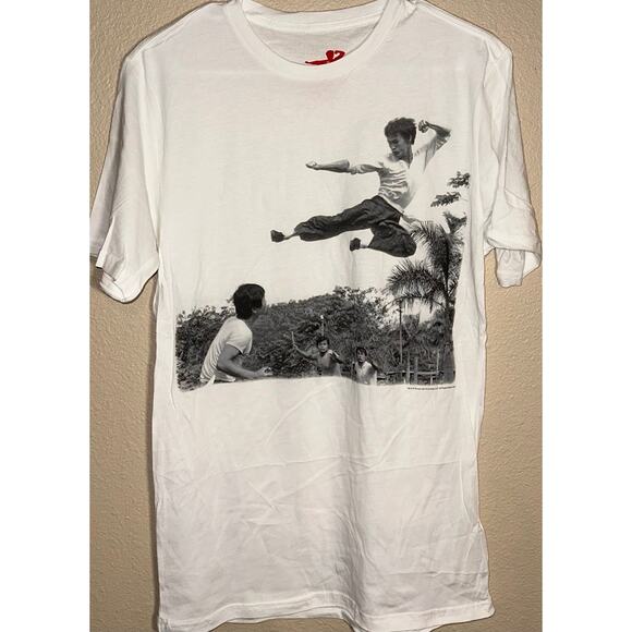 🥋 BRUCE LEE OFFICIAL GRAPHIC TEE — FLYING KICK ACTION SHOT - SIZE S - Picture 1 of 4